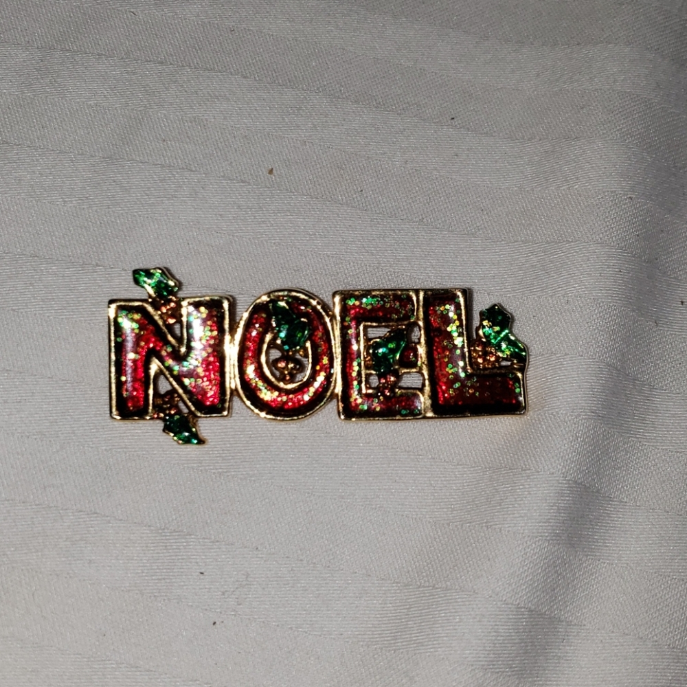 NOEL A17 BROOCH